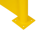 Beschermbeugel Ø76 v.v. onderplaat. Afm: 750 breed., 350 hoog. Op voetplaat geel v.v. 2 st. zwarte foliebanden.